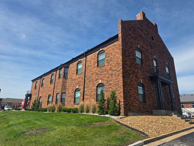 More Photos Of 225 S Main St, O'Fallon Office For Lease