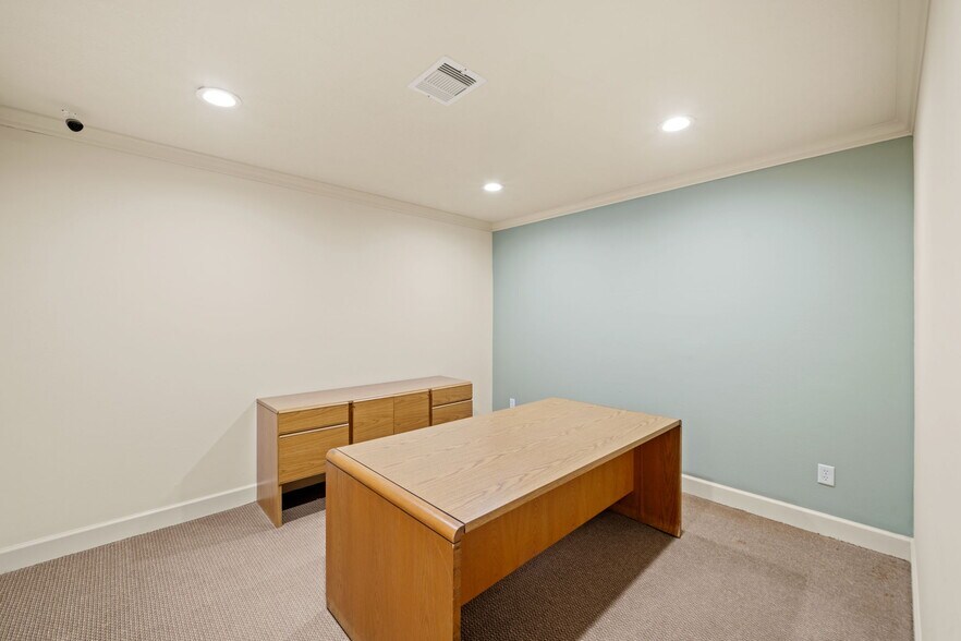 More Photos Of 1707 Bernie Ave, Rosenberg Office For Sale