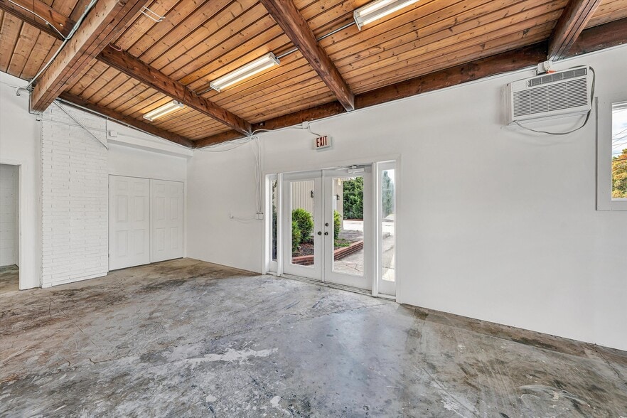 More Photos Of 3664 Colonial Ave, Cave Spring General Retail For Lease