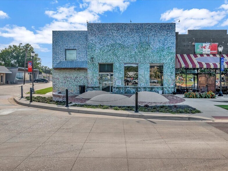 More Photos Of 132 Nacogdoches St, Center Storefront Retail Residential For Sale