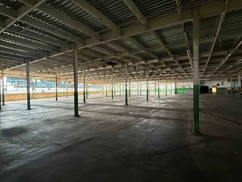 More Photos Of 301 W 3rd St, Sterling Manufacturing For Lease