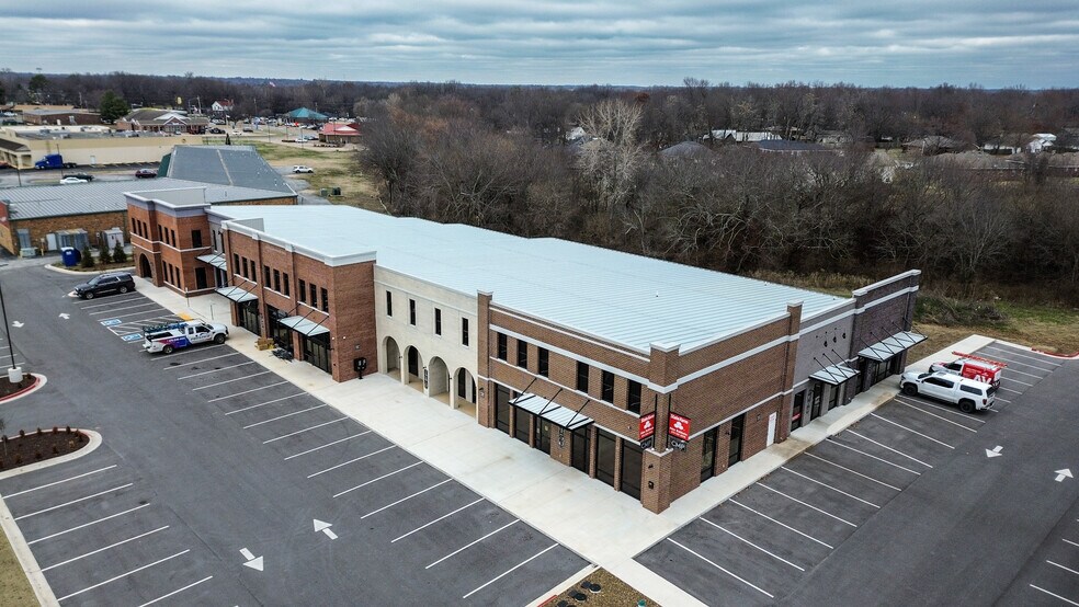 More Photos Of 140 Southwinds Rd, Farmington Storefront Retail Office For Lease