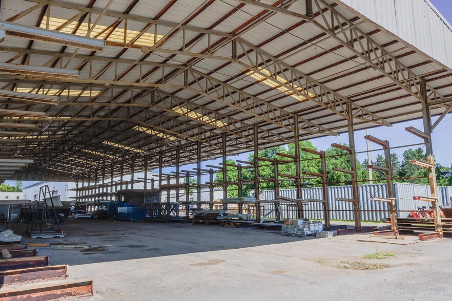 More Photos Of 5912 N Burdick St, East Syracuse Warehouse For Lease
