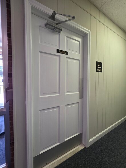 More Photos Of 404 St Andrews Dr, Greenville Office For Lease