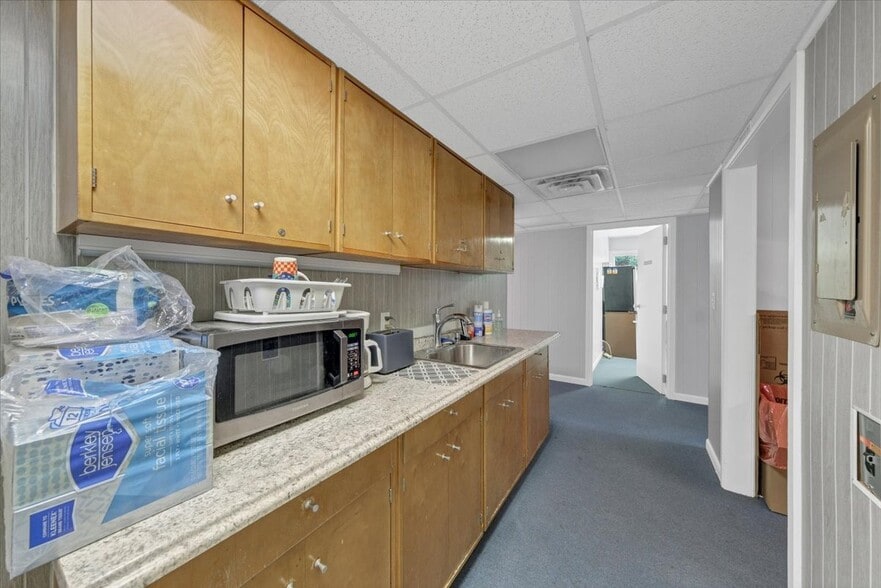 More Photos Of 40 Sunset Ridge Rd, New Paltz Medical For Sale