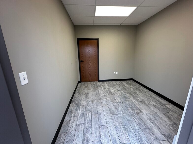 More Photos Of 1904 W Iola St, Broken Arrow Warehouse For Lease