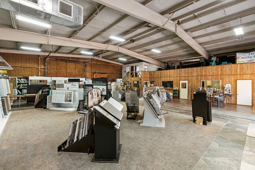 More Photos Of 2751 E Davis St, Conroe Freestanding For Sale