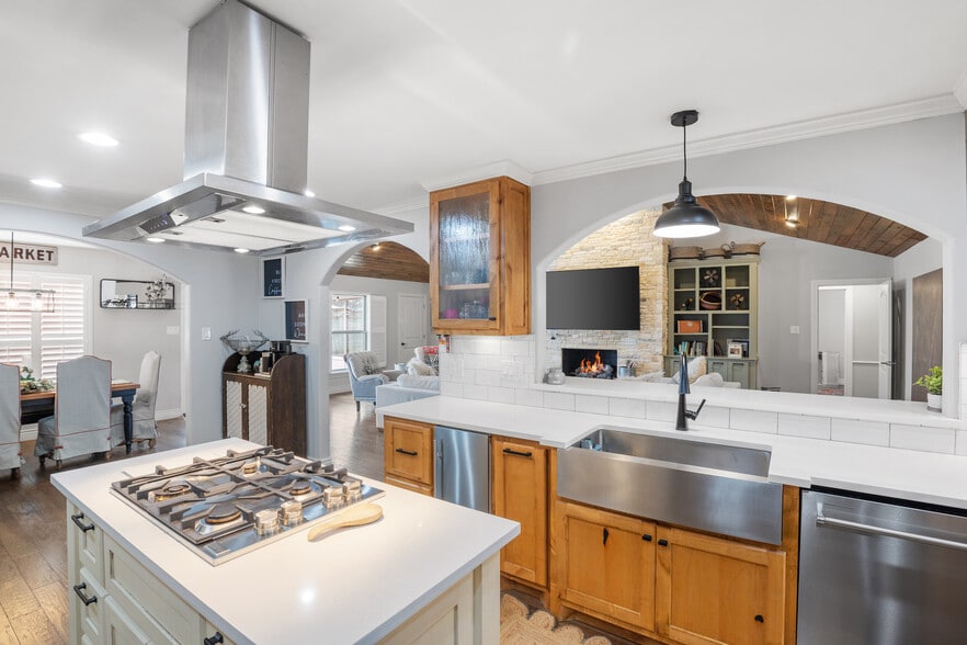 More Photos Of 608 W Morse St, Fredericksburg Specialty For Sale