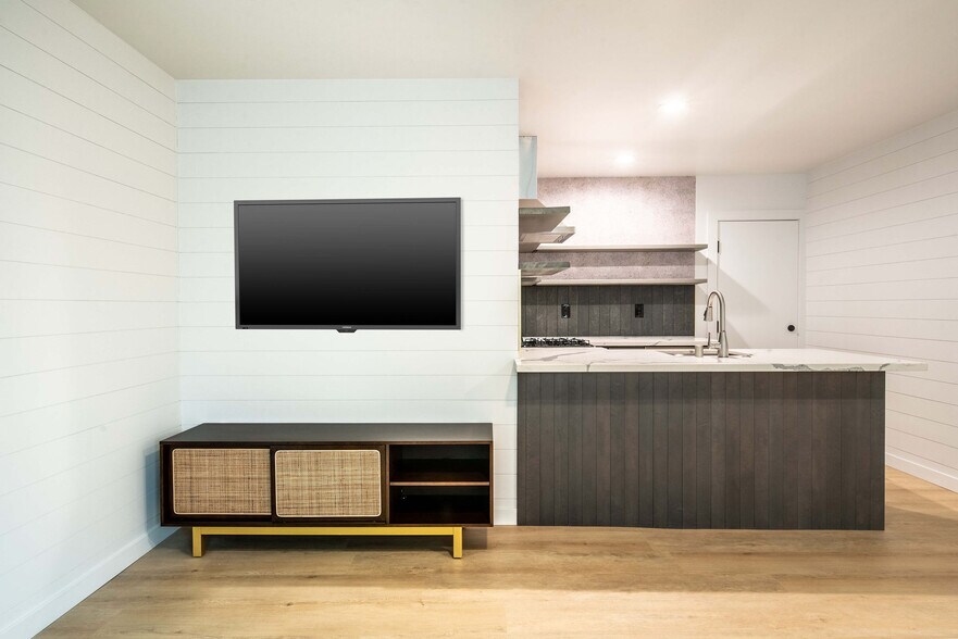 More Photos Of 306 Loch Leven Rd, Lake Arrowhead Hotel For Sale