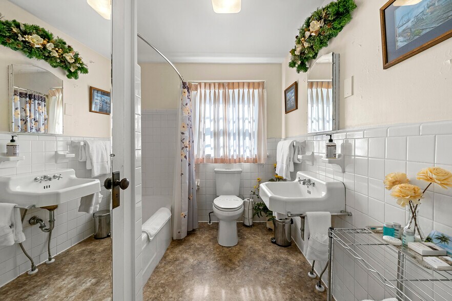 More Photos Of 132 E College St, Griffin Hospitality For Sale