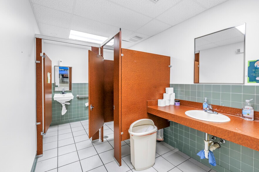 More Photos Of 8440 4th St N, Saint Petersburg Freestanding For Sale