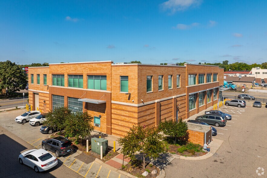 More Photos Of 627 W Broadway Ave, Minneapolis General Retail For Lease