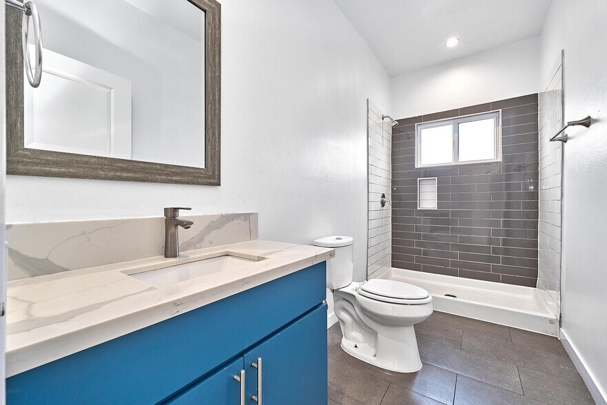 More Photos Of 550 W 47th St, Los Angeles Apartments For Sale