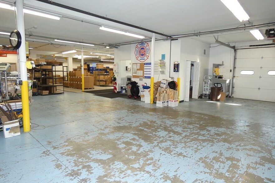 More Photos Of 10 W Main St, Lancaster Flex For Lease