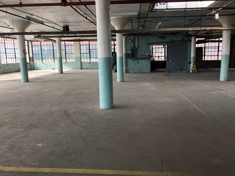 More Photos Of 53-06 Grand Ave, Maspeth Warehouse For Lease