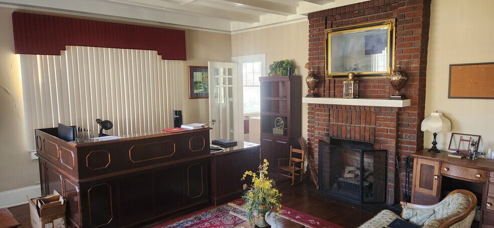More Photos Of 303 W Trade St, Dallas Office For Sale