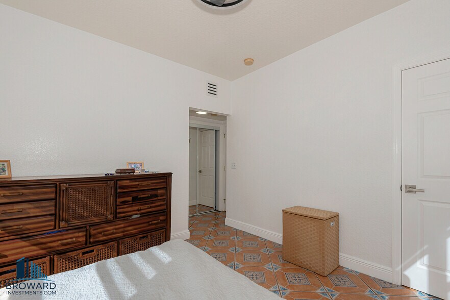 More Photos Of 330 SW 20th St, Fort Lauderdale Multifamily For Sale