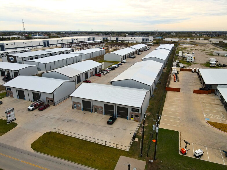 More Photos Of 13045 Harmon Rd, Fort Worth Flex For Lease