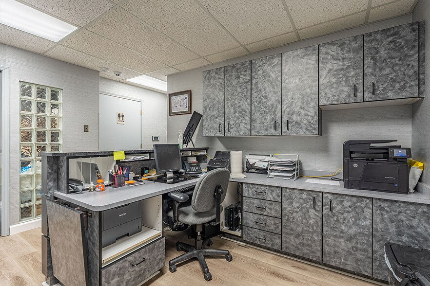 More Photos Of 610 Crystal Point Dr, Crystal Lake Medical For Lease
