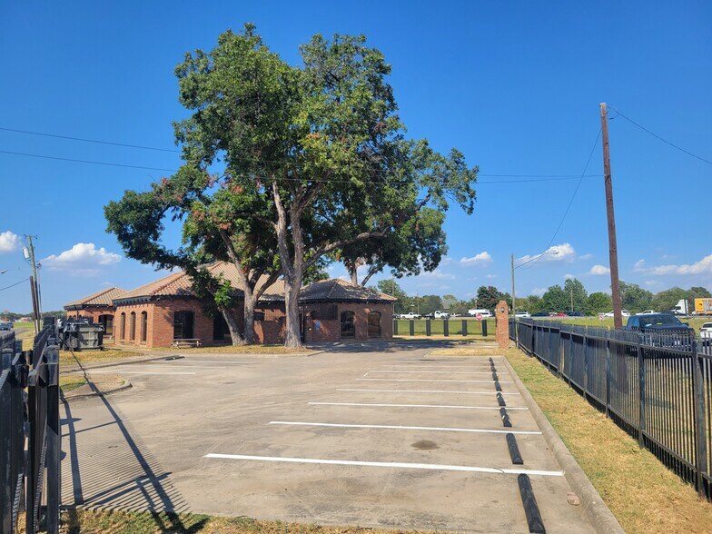 More Photos Of 2323 N Walton Walker Blvd, Dallas Office For Sale