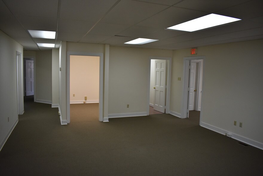 More Photos Of 611 N Courthouse Rd, Richmond Office For Lease
