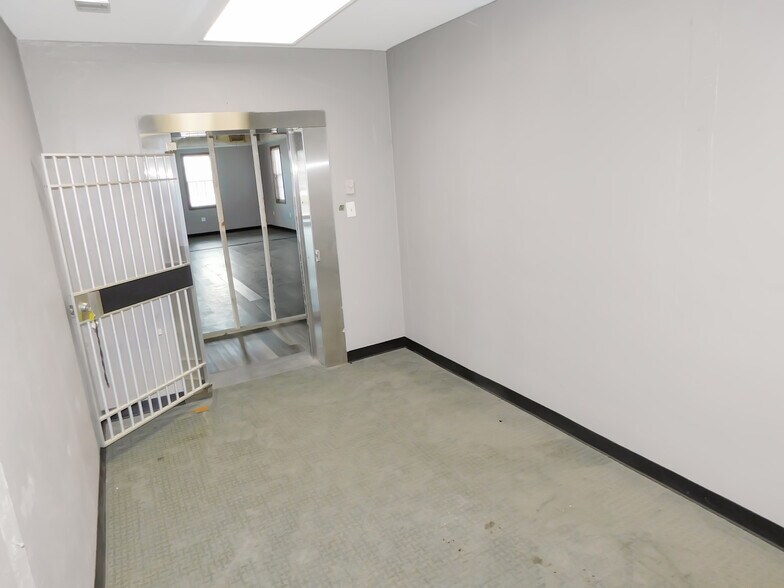 More Photos Of 769 N Blackhawk Blvd, Rockton Office For Lease