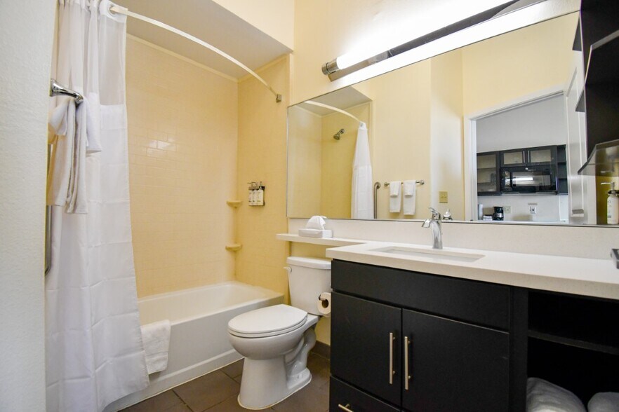 More Photos Of 304 Business Park Dr, Kenedy Hotel For Sale