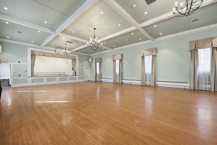 More Photos Of 43 Naubuc Ave, Glastonbury Flex For Sale