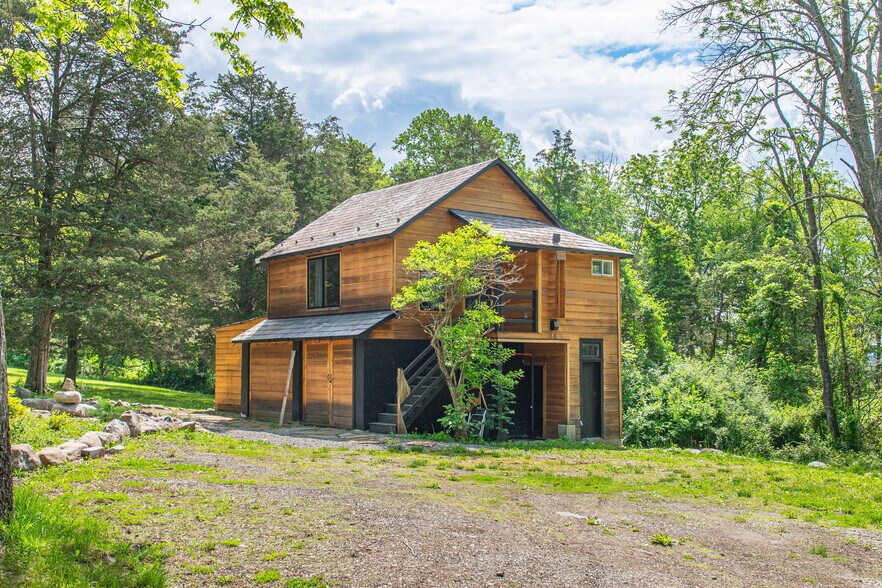 More Photos Of 62 Mount Pleasant Rd, Columbia Specialty For Sale