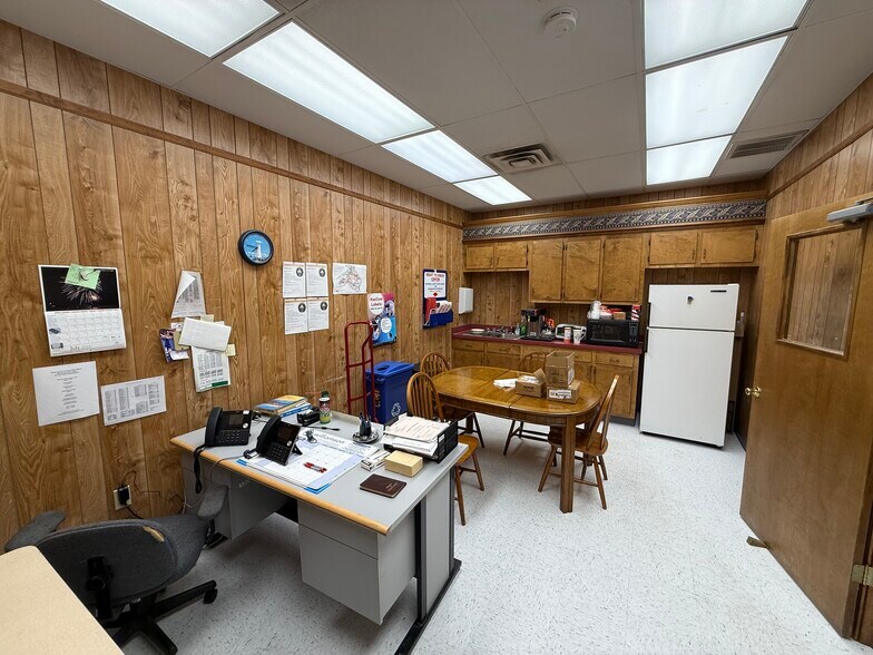 More Photos Of 202 Broad st, Hemingway Office For Sale