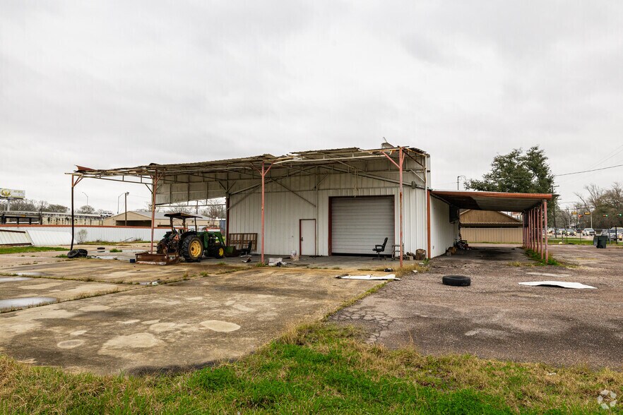 Primary Photo Of 6828 College, Beaumont Manufacturing For Sale