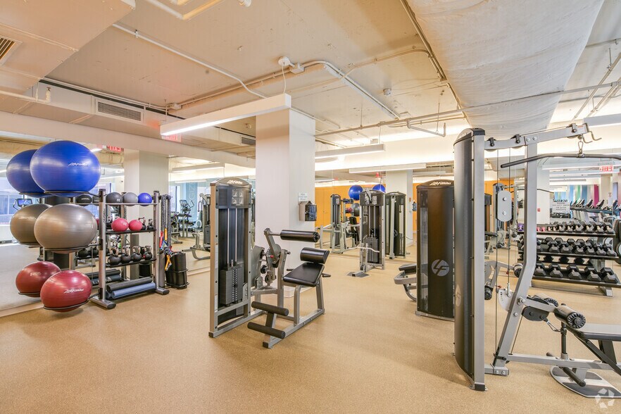 More Photos Of 650 Massachusetts Ave NW, Washington Office For Lease