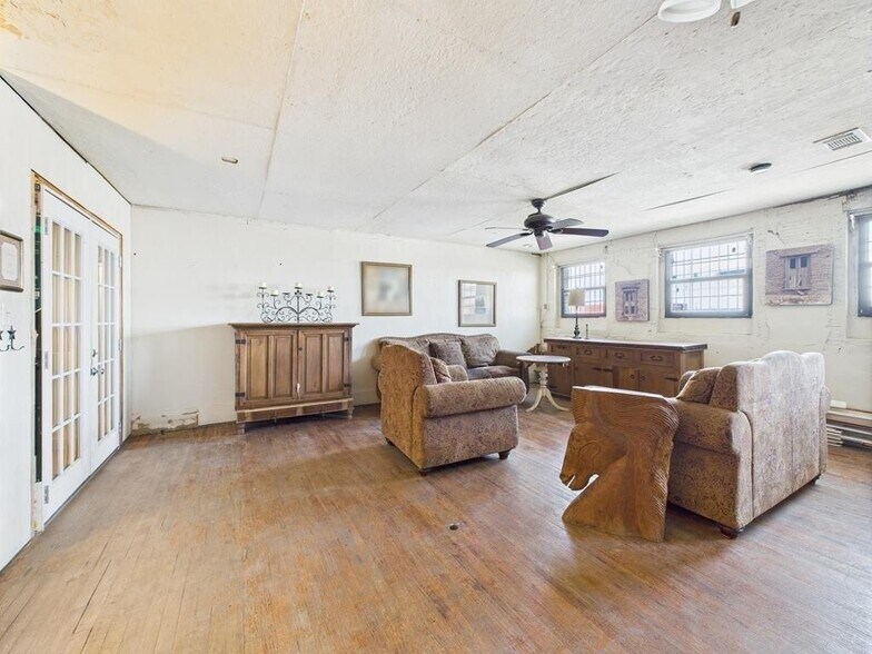 More Photos Of 236 S Oak St, Pecos Storefront For Sale