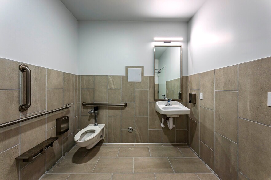 More Photos Of 13550 N Dysart Rd, Surprise Distribution For Lease