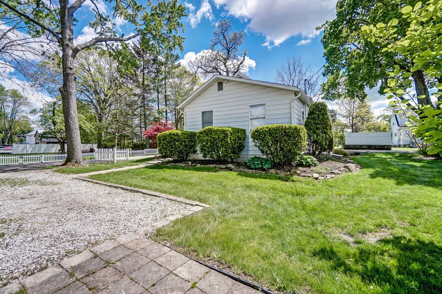 More Photos Of 1550 Lewis Center Rd, Lewis Center Freestanding For Sale