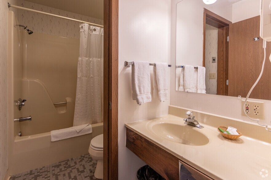 More Photos Of 9966 N State Road 27, Hayward Hotel For Sale