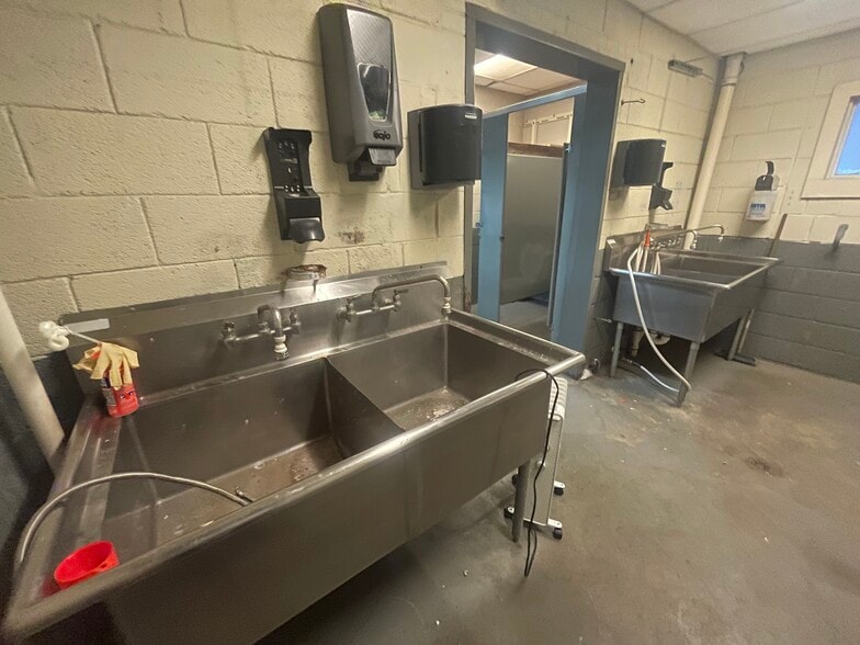 More Photos Of 9129 Euclid Ave, Manassas Warehouse For Lease