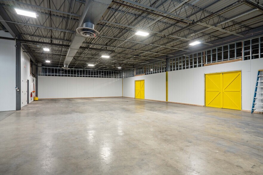 More Photos Of 6 Britton Dr, Bloomfield Warehouse For Lease