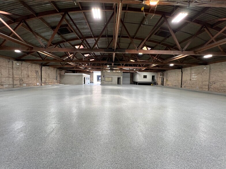 More Photos Of 2107 W Fulton St, Chicago Showroom For Lease