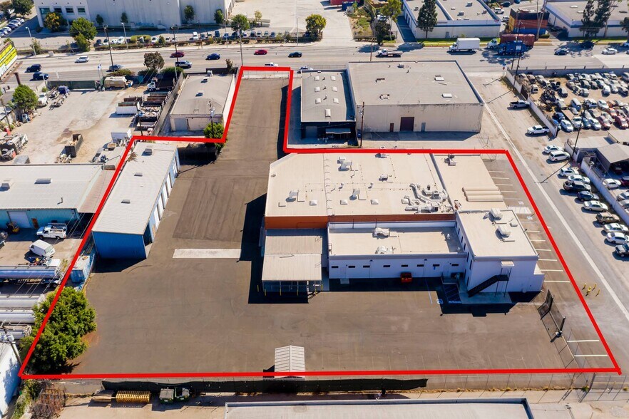 More Photos Of 14208 Towne Ave, Los Angeles Showroom For Lease