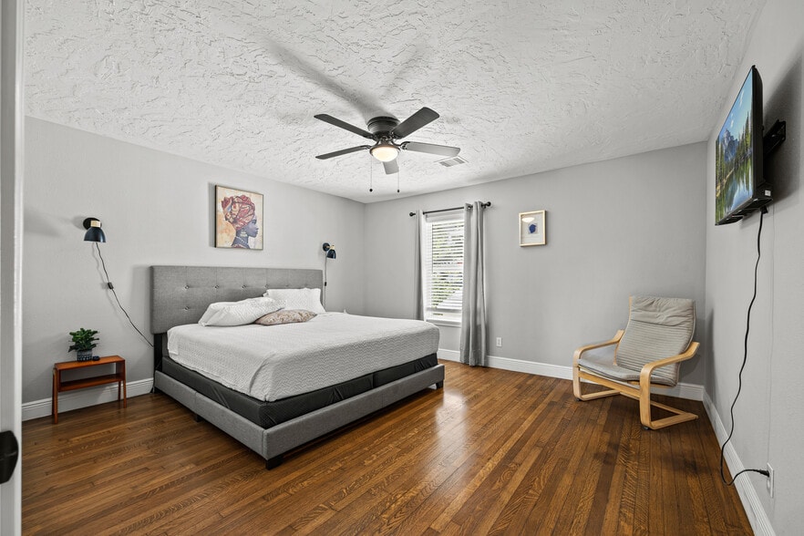 More Photos Of 2512 Calumet St, Houston Apartments For Sale