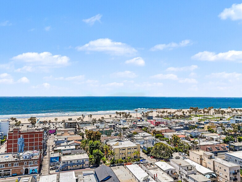 More Photos Of 2010 Canal St, Venice Apartments For Sale