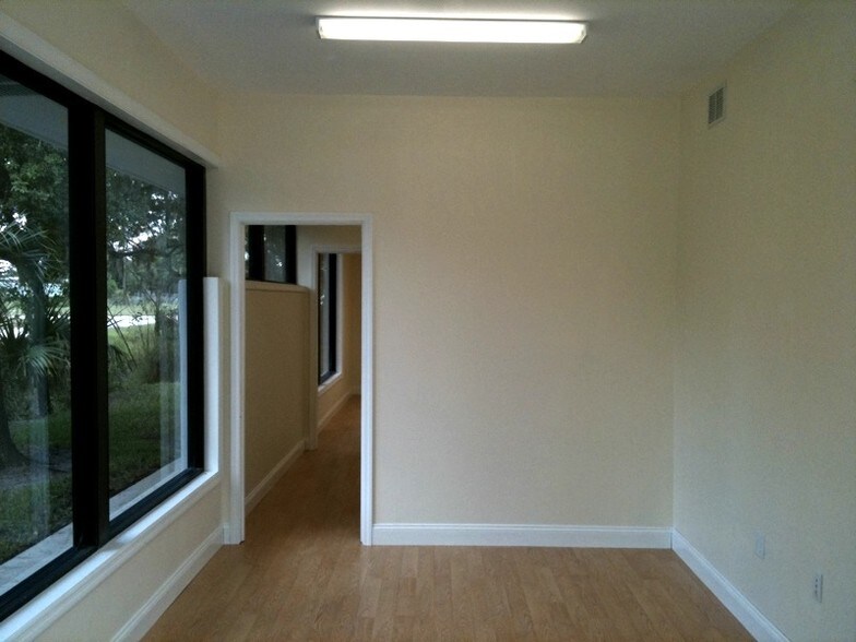 More Photos Of 920-936 36th Ct SW, Vero Beach Warehouse For Lease