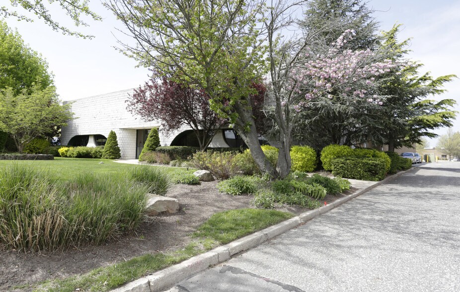 More Photos Of 320 Oser Ave, Hauppauge Warehouse For Lease