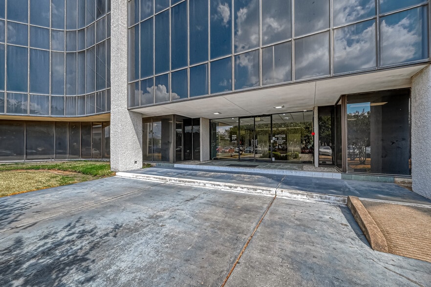 More Photos Of 6100 Corporate Dr, Houston Office For Lease