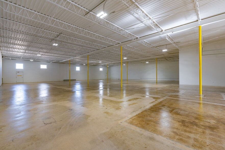 More Photos Of 2903-2919 Ladybird Ln, Dallas Unknown For Lease