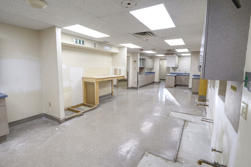 More Photos Of 1235 Boston Rd, Springfield Veterinarian Kennel For Lease