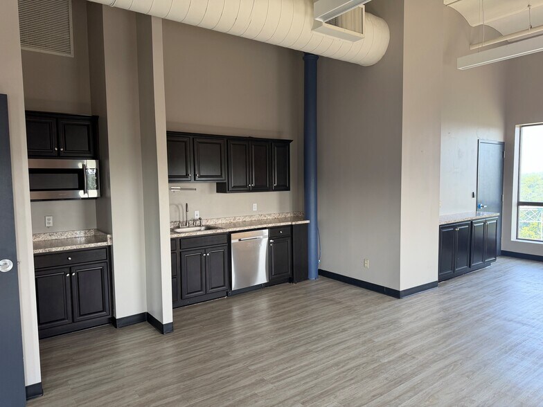 More Photos Of 4 Commercial St, Rochester Loft Creative Space For Lease