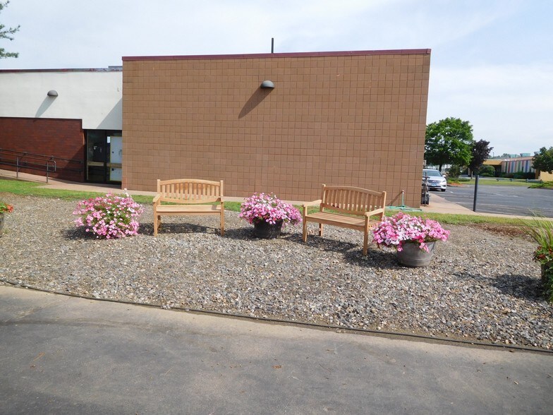 More Photos Of 4 National Dr, Windsor Locks Freestanding For Lease