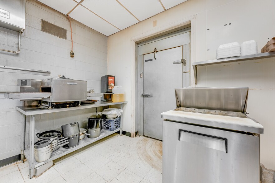More Photos Of 154 Bridge St, Junior Restaurant For Sale